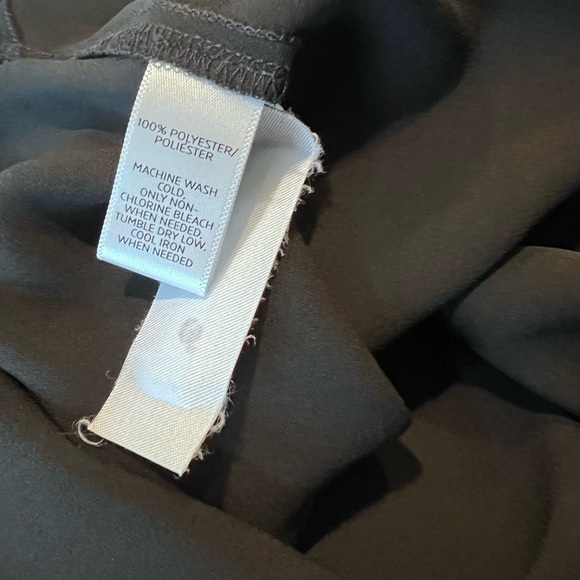 🖤🖤 𝙻𝙾𝙵𝚃 Split V Sleeveless Top - Picture 2 of 4